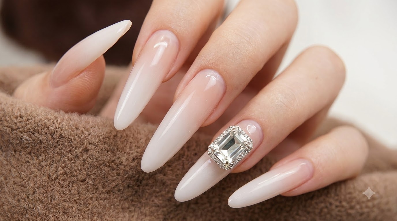 Milky White Ombré-Nägel mit Strasssteinen — Schritt-für-Schritt-Anleitung