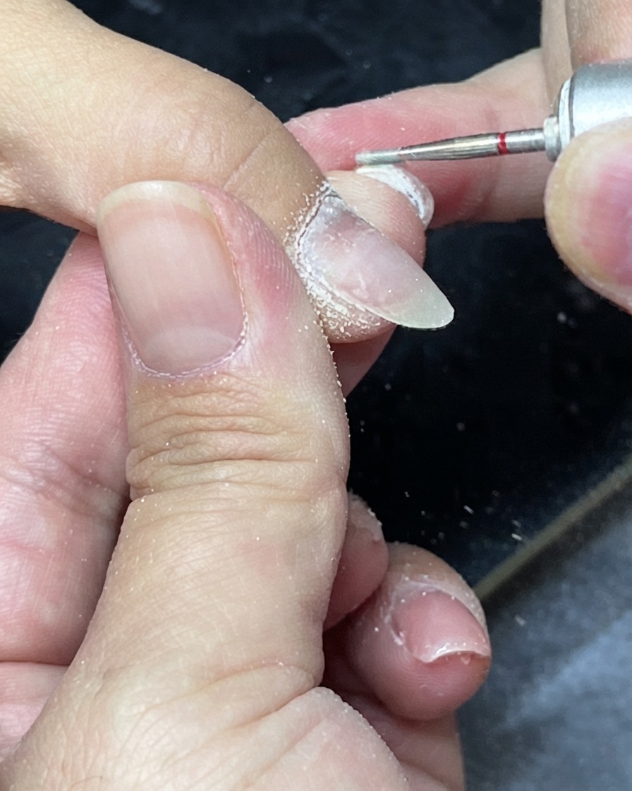 Nagelhautzange wird verwendet, um überschüssige abgestorbene Haut um die Nagelfalze zu trimmen.