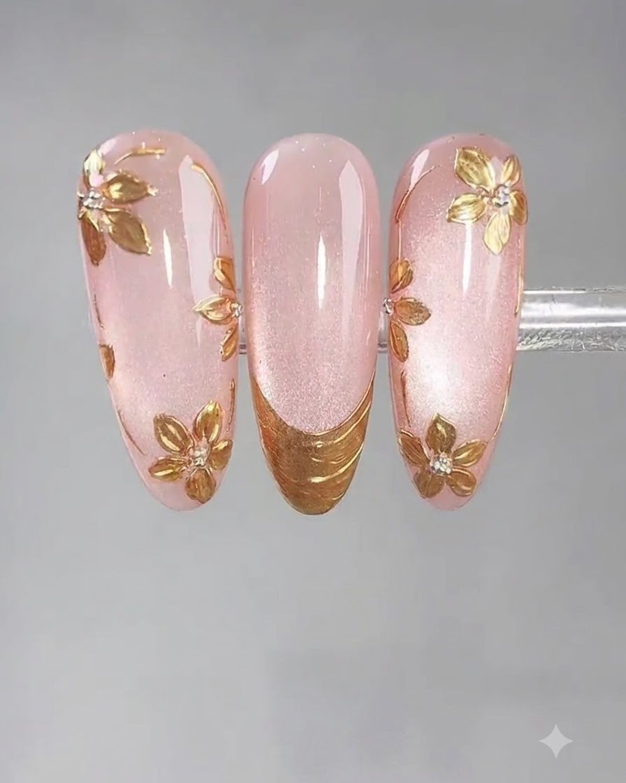 Ein Linienpinsel, der klebrigen Nagelkunst-Kleber in einer French-Tip-Form am Rand des Nagels aufträgt.