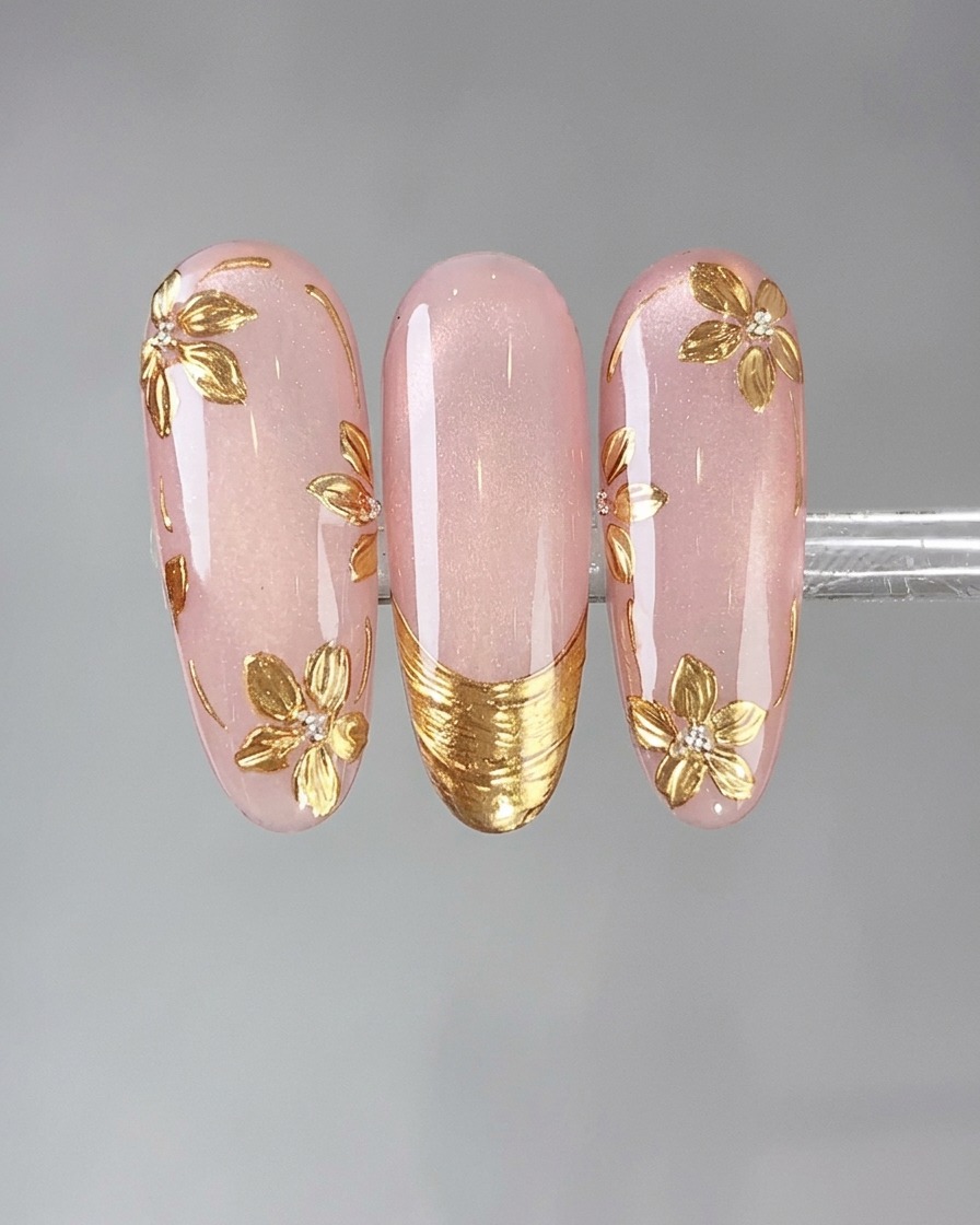 Ein Schwammapplikator, der Vintage Gold Spiegelpuder auf ein detailliertes Nageldesign drückt.