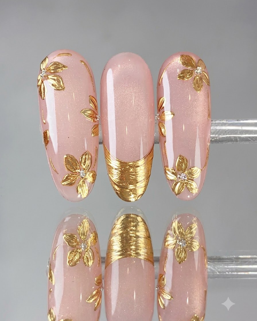 Ein feiner Pinsel, der puderversiegelnden Top Coat über ein goldenes French-Tip-Nageldesign aufträgt.