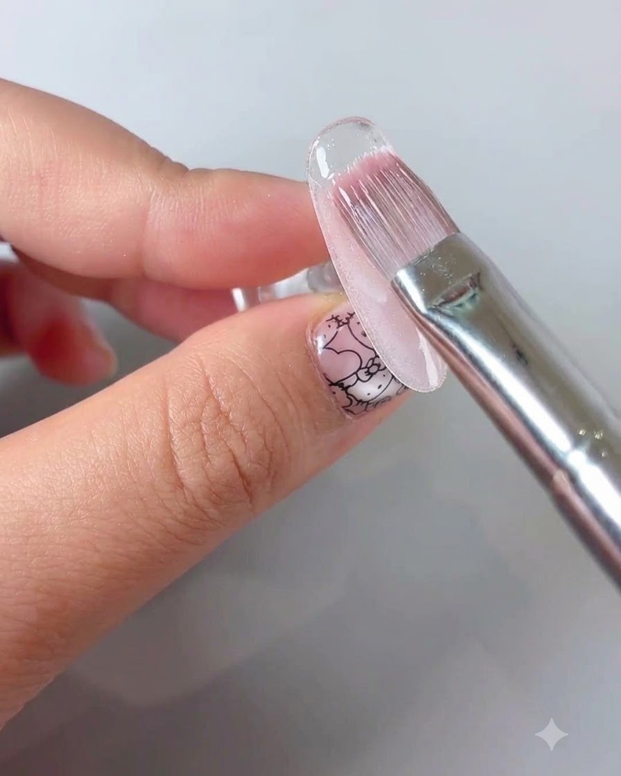 Ein Manikürepinsel, der einen klaren versiegelnden Top Coat über ein florales Nageldesign aufträgt.