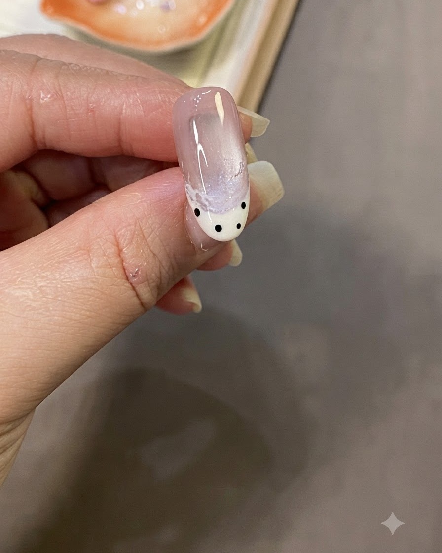 Eine Nahaufnahme einer Hand, die einen finalen Hochglanz-Top-Coat auf das fertige Nageldesign aufträgt.