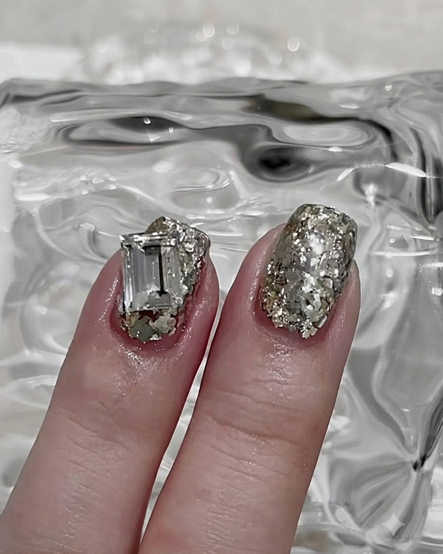 Eine Hand mit aufgetragenem Unterlack in einer UV-Nagelhärterlampe.