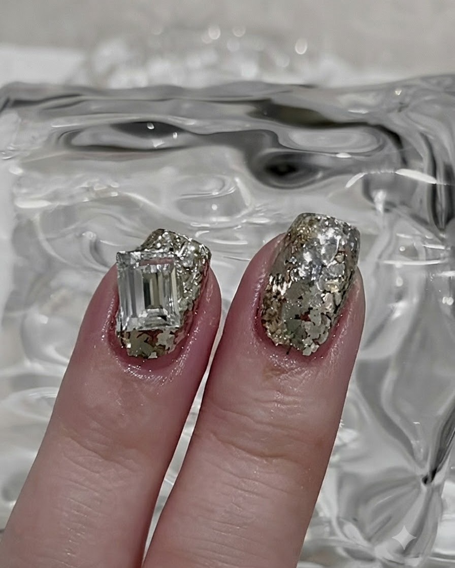 Ein feiner Nail-Art-Pinsel nimmt eine kleine Menge losen Silberglitzerpuders auf.