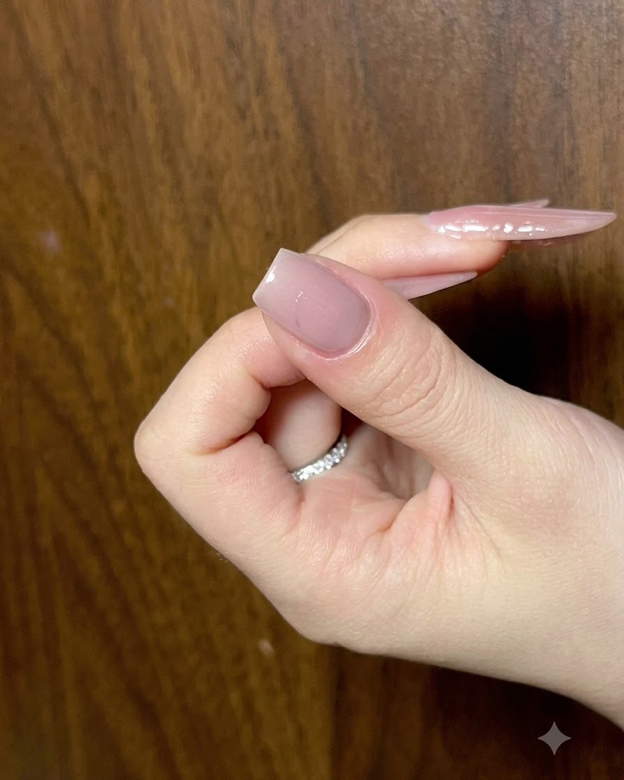 Ein Liner-Pinsel beim Detailieren des zweiten Flügels der silbernen Cat-Eye-Schleife.