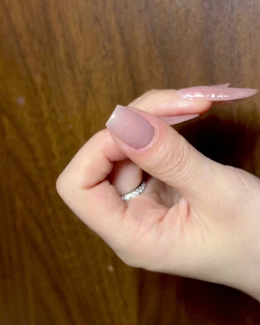 Auftragen von silbernem Cat-Eye-Gel auf die äußeren Spitzen des Schmetterlingsflügel-Designs.