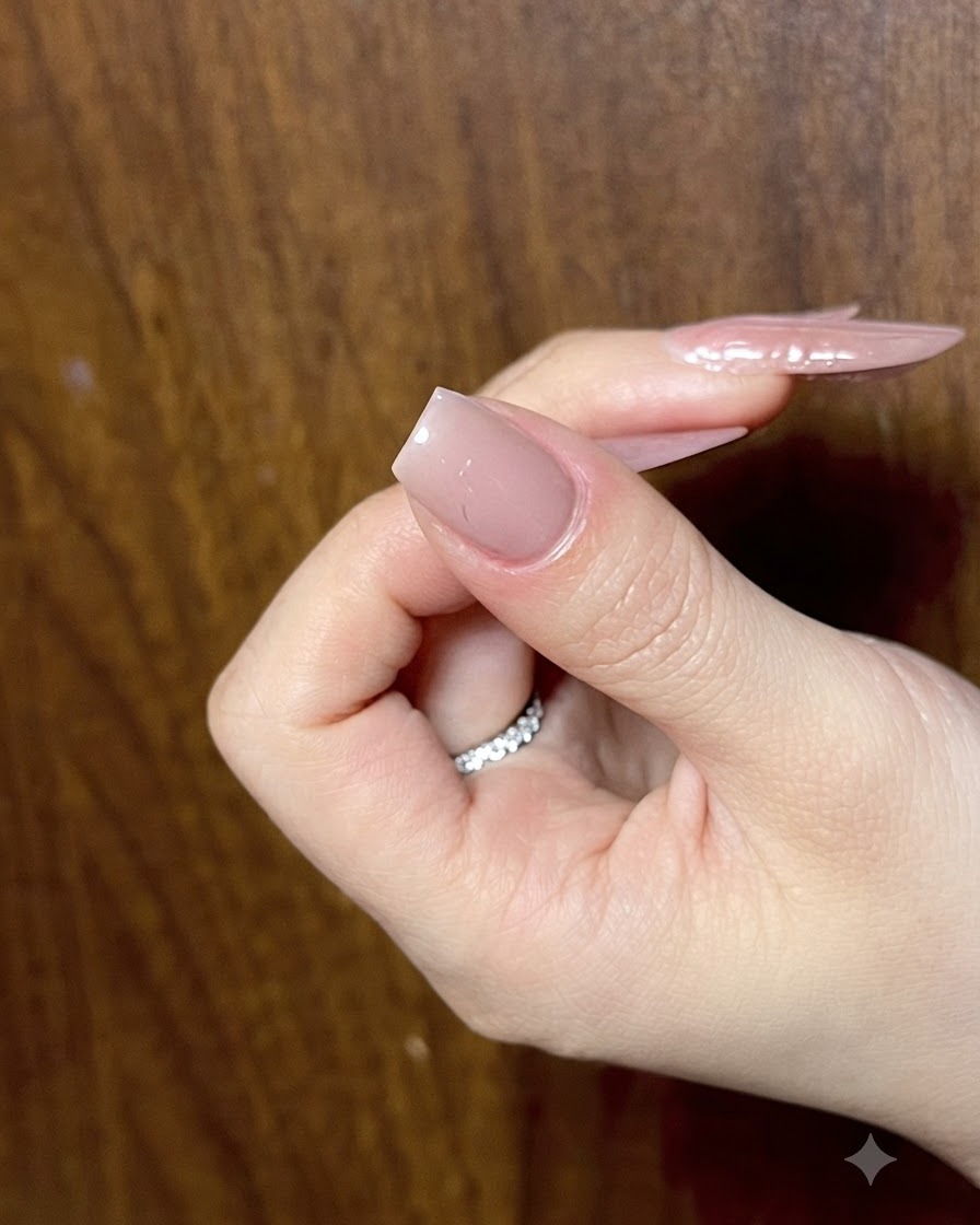 Setzen eines kleinen Punkts aus Cat-Eye-Gel in die Mitte der Schmetterlingsschleife.