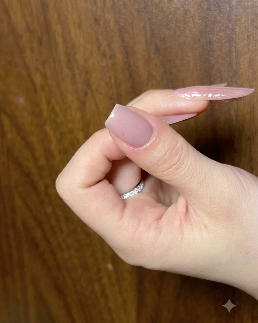 Nahaufnahme von fertigen schwarzen Gel-Umrandungen auf einem Schmetterlings-Nail-Art-Design.