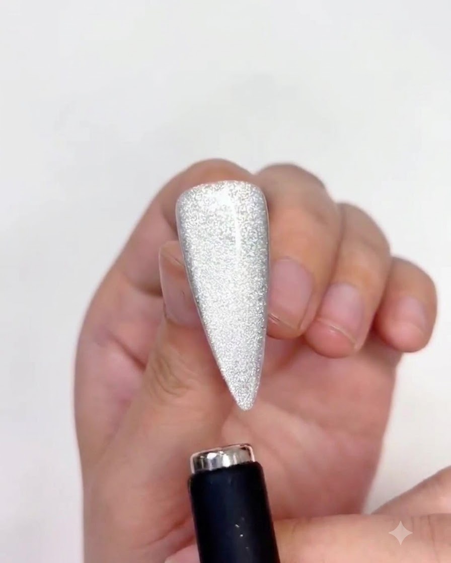 Ein Magnet, der die magnetischen Partikel auf der Nageloberfläche nach oben führt.