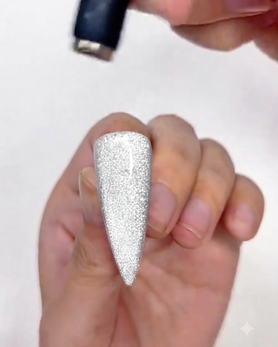 Ein Magnet, der den oberen Teil des Cat-Eye-Gellacks auf dem Nagel anpasst.