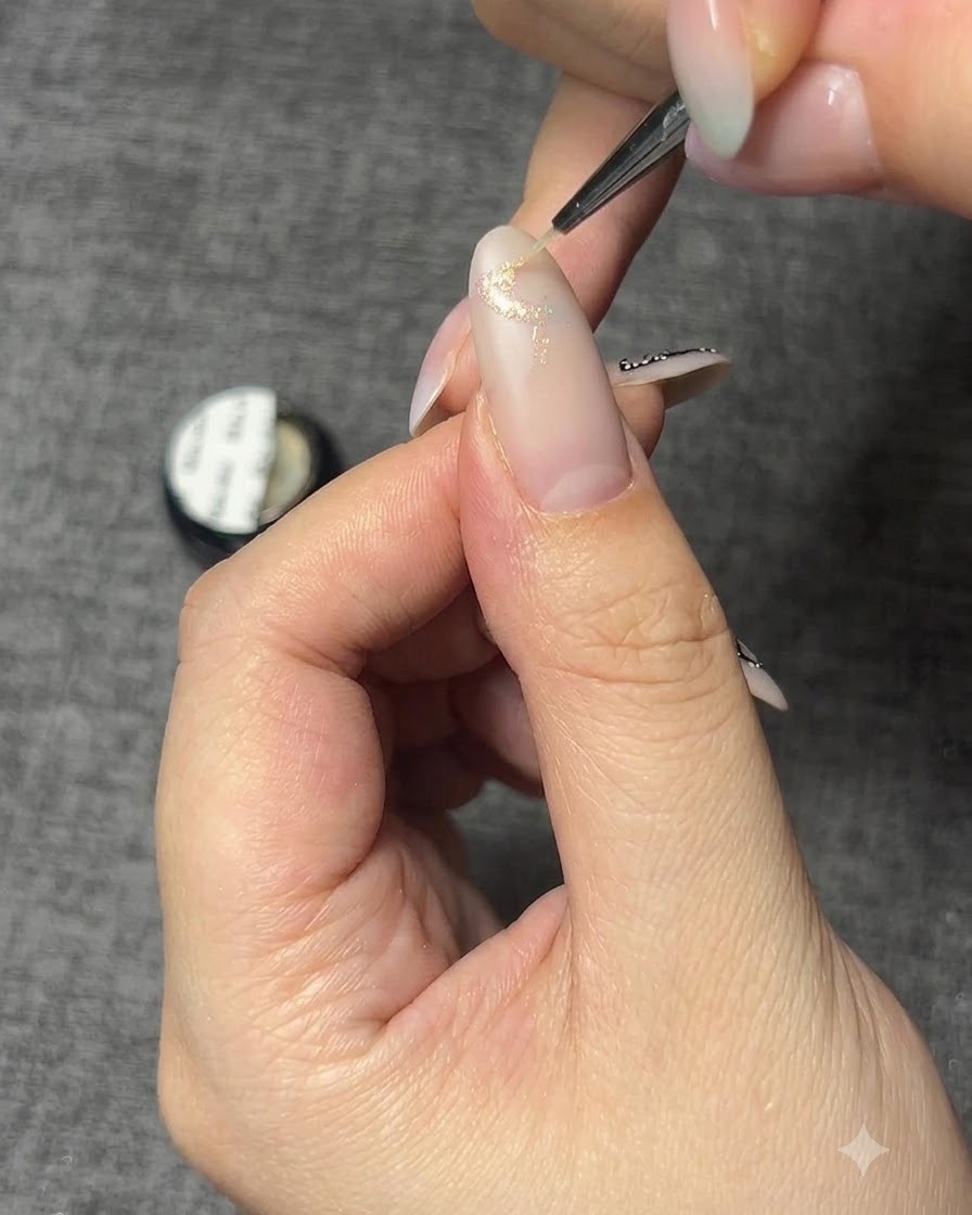 Eine Nahaufnahme eines Nagels mit einer glitzernden Schmetterlings-Basiskontur aus Gel.