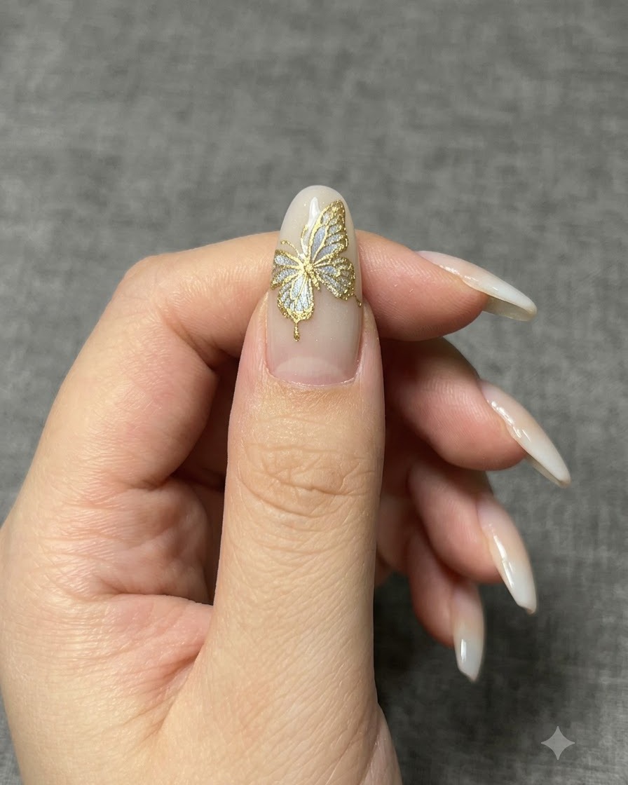 Eine Nahaufnahme eines manikierten Nagels zeigt ein schimmerndes Farbwechselpulver, das über einer Basisschicht aufgetragen wird.