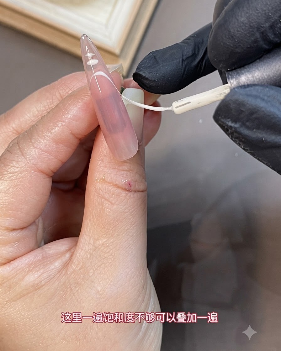 Ein feiner Liner-Pinsel, der eine zweite Schicht weißes Gel auf der French-Spitze eines langen Nagels verstärkt.