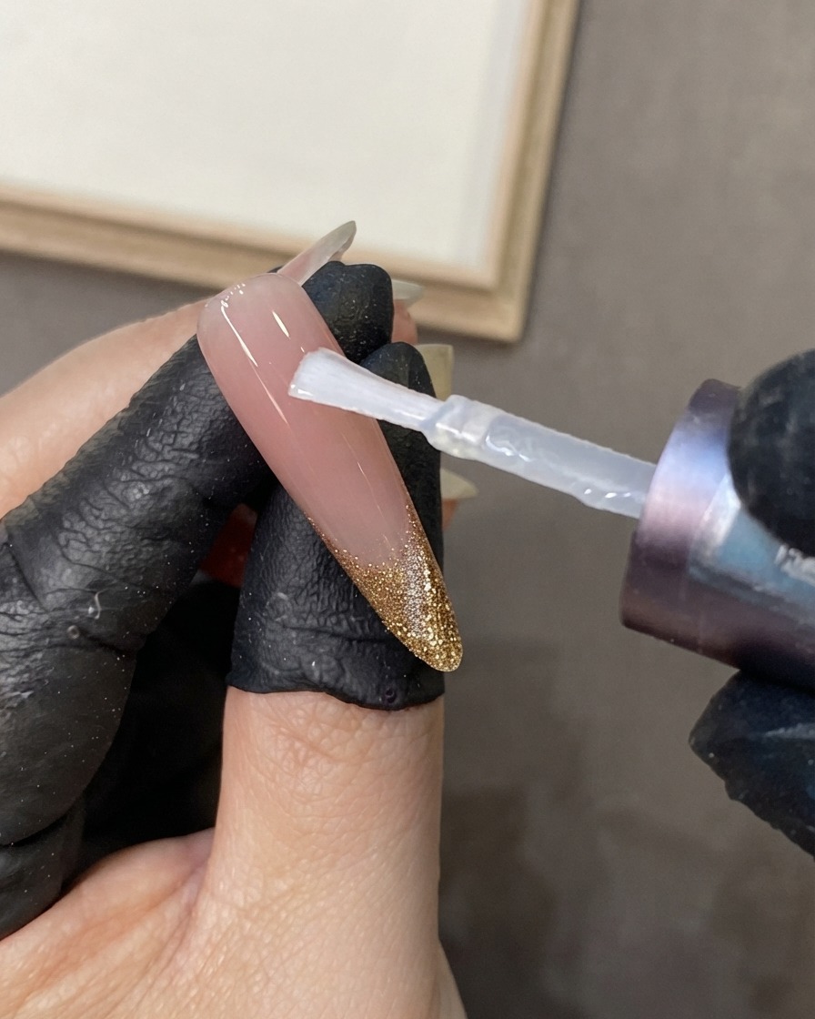 Präzisionspinzetten oder ein Werkzeug platzieren feine Diamant-Bordürenlinien um die gemalte Nail Art.