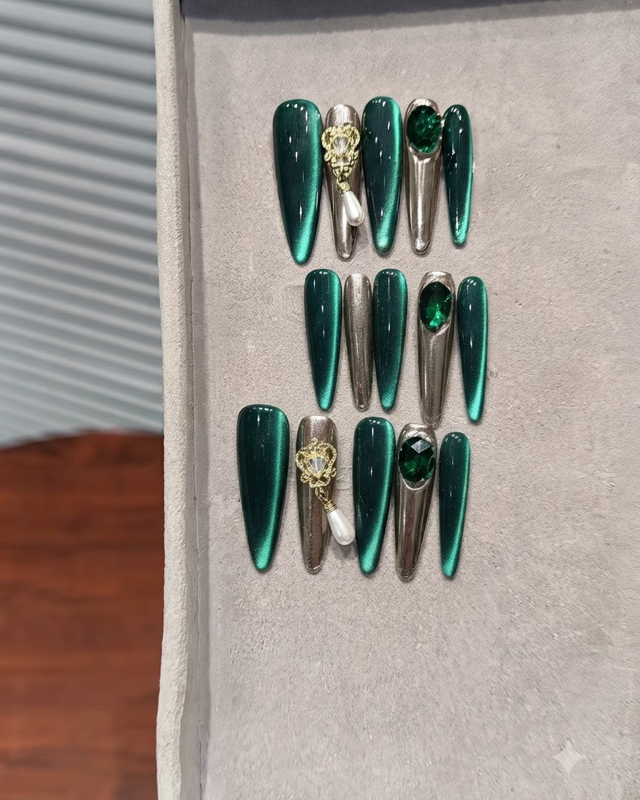 Eine Ansicht des Nagelsets von oben mit angepasstem Boxwinkel, die die leuchtende Lichtreflexion über dem smaragdgrünen Cat-Eye-Farbverlauf hervorhebt.