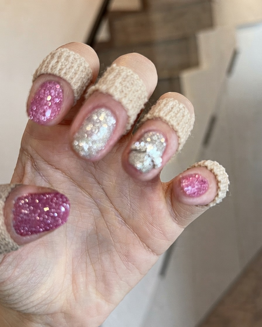 Eine Makro-Nahaufnahme des Zeigefingers mit detaillierten Perlenclustern und funkelnden Strass-Akzenten.