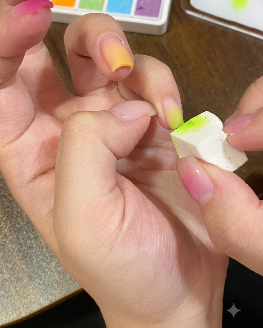 Ein Schwamm-Applikator trägt limettengrünes Gel auf einen Fingernagel auf, um einen mehrfarbigen Look aufzubauen.