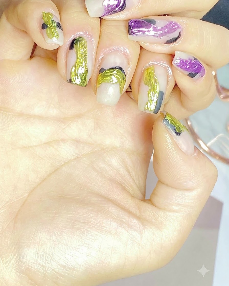 Ein Nagelpinsel trägt einen klaren Unterlack auf einen Naturnagel auf.