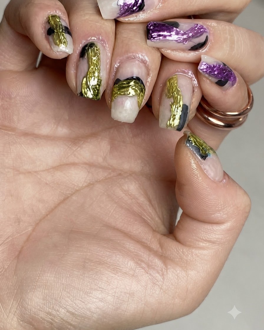 Fingernägel in einer UV-/LED-Nagellampe beim Aushärten unter violettem Licht.