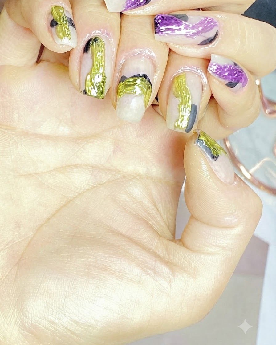 Ein Pinsel trägt milchig-transluzenten Nude-Gellack auf eine ausgehärtete Nagelbasis auf.