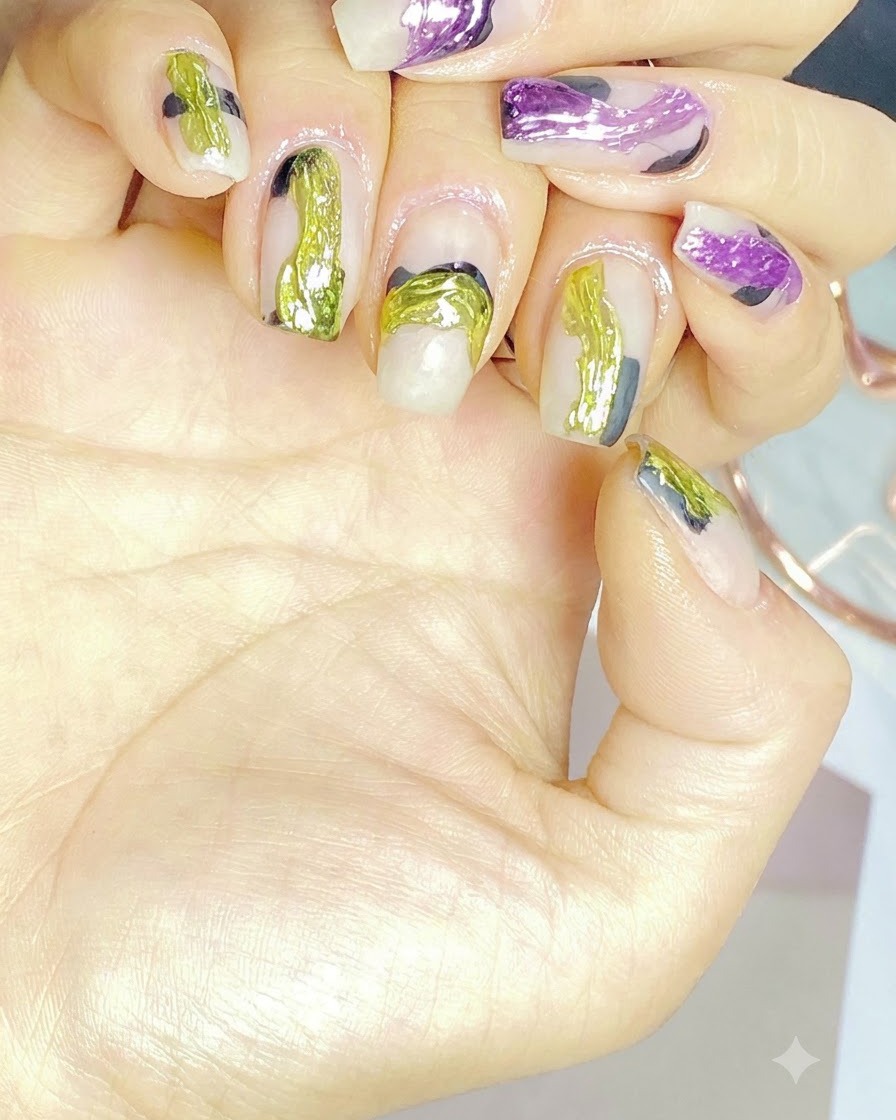 Ein Nail-Art-Pinsel trägt markante neon-grüne Gel-Details auf einen gestalteten Nagel auf.