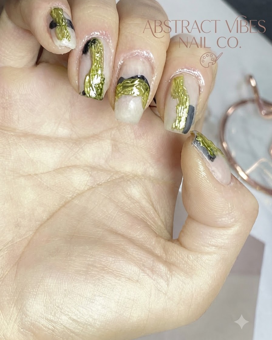 Nahaufnahme beim Auftragen einer Metallic-Folien-Textur über abstrakte Nail-Art-Linien.