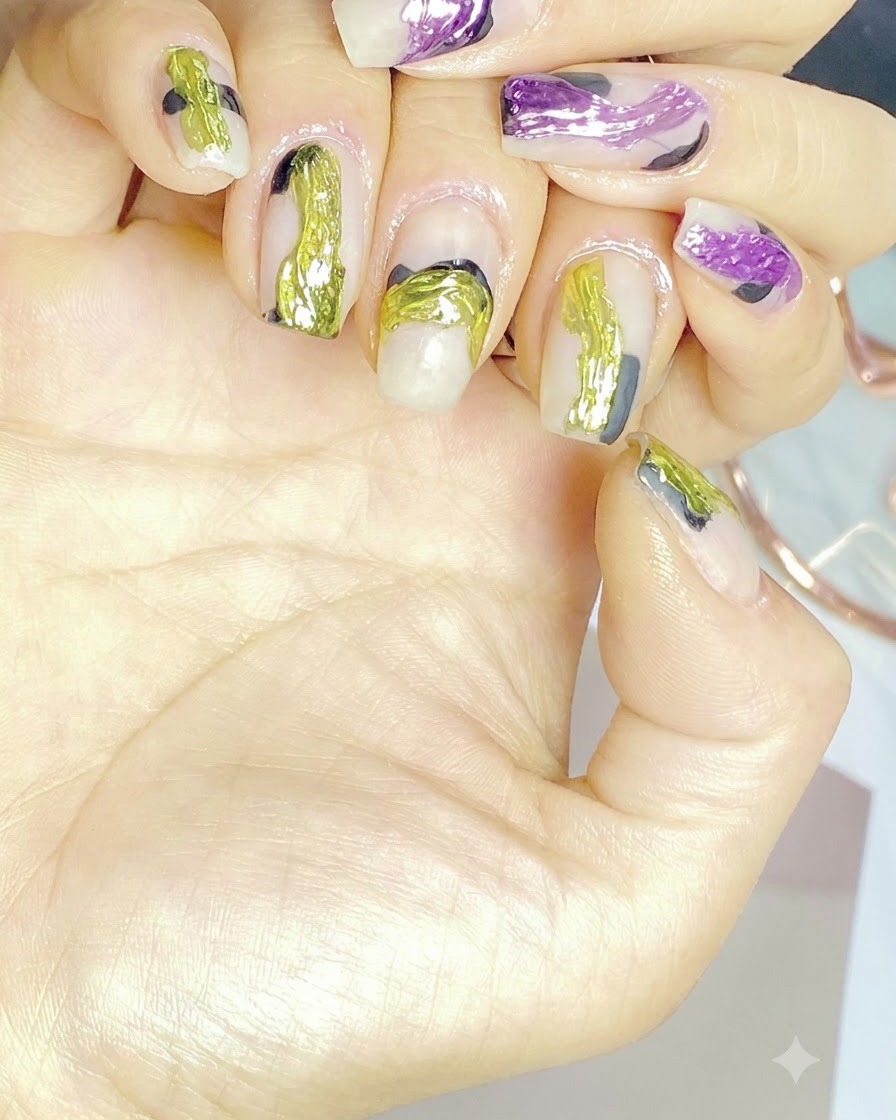 Eine Hand in einer weißen UV-/LED-Nagellampe mit leuchtend violettem Licht härtet die fertige Gel-Maniküre aus.