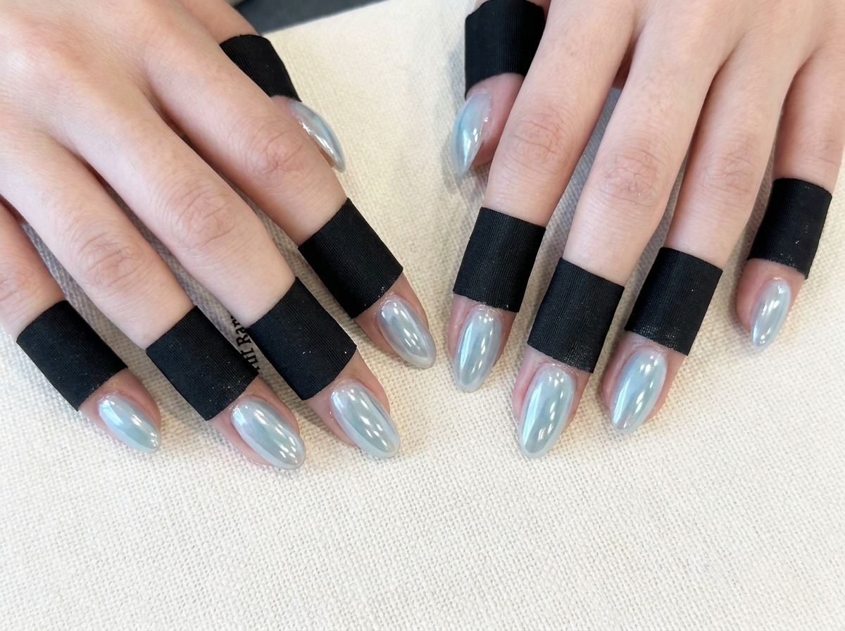 Finger leicht angepasst, um den schimmernden, dimensionalen Aurora-Effekt unter Beleuchtung zu zeigen.