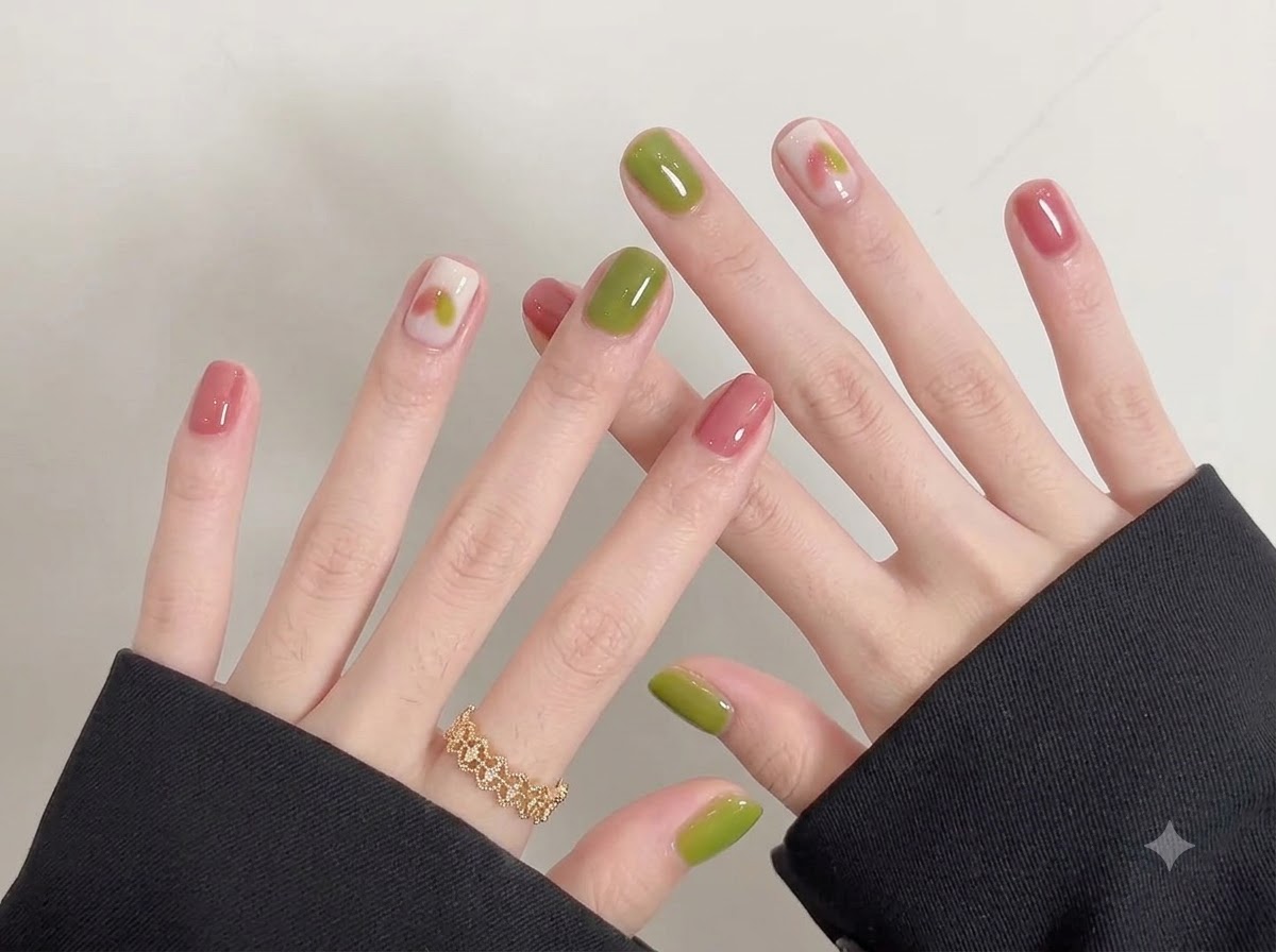Eine schwenkende Ansicht zeigt saubere Nagelhäute und einen gleichmäßigen, makellosen Auftrag von Gel-Nagellack auf kurzen Nägeln.