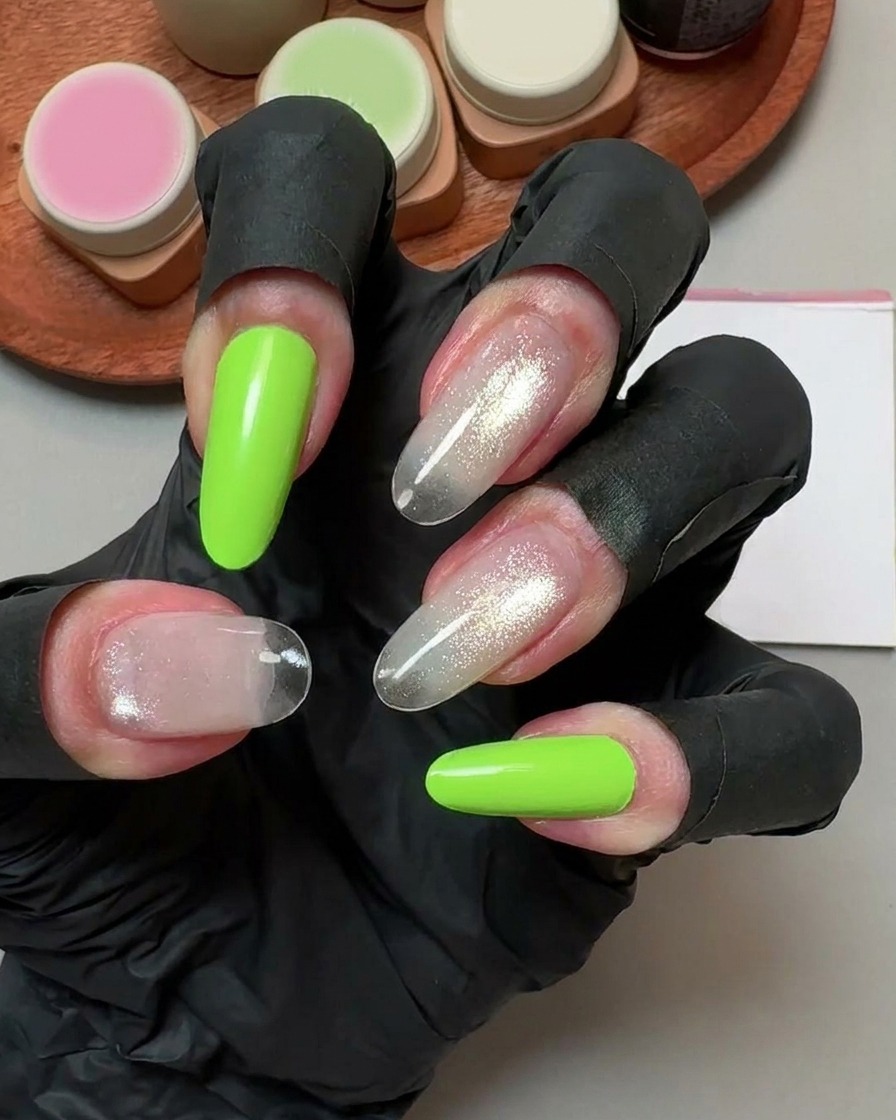 Eine Hand in schwarzen Handschuhen hält ein Reinigungspad über ausgehärtete künstliche Nägel.