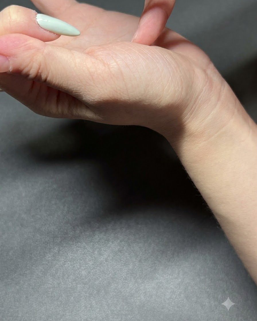 Ein feiner Pinsel trägt hellmintgrünes Gel-Polish auf einen Fingernagel auf.