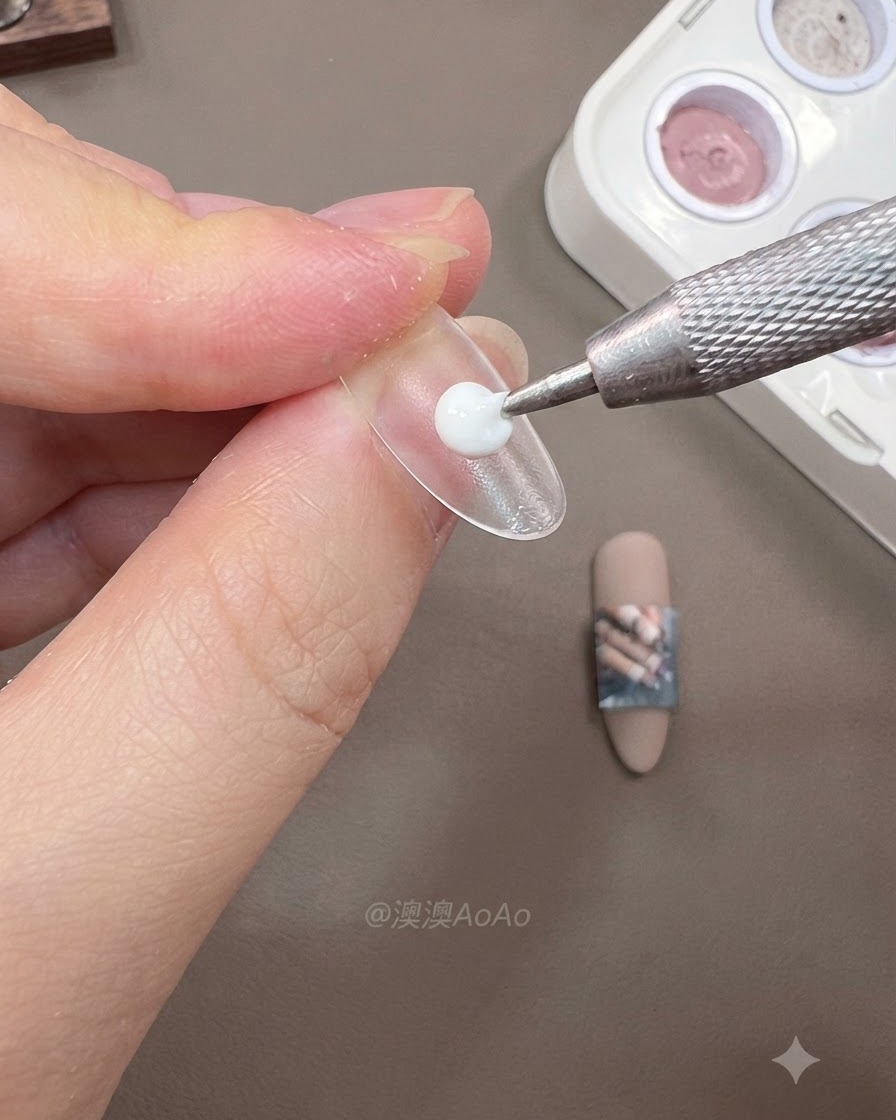Drei klare künstliche Nagelspitzen auf temporären Haltern mit angebrachten Hilfsstreifen auf einem sauberen Arbeitsplatz.