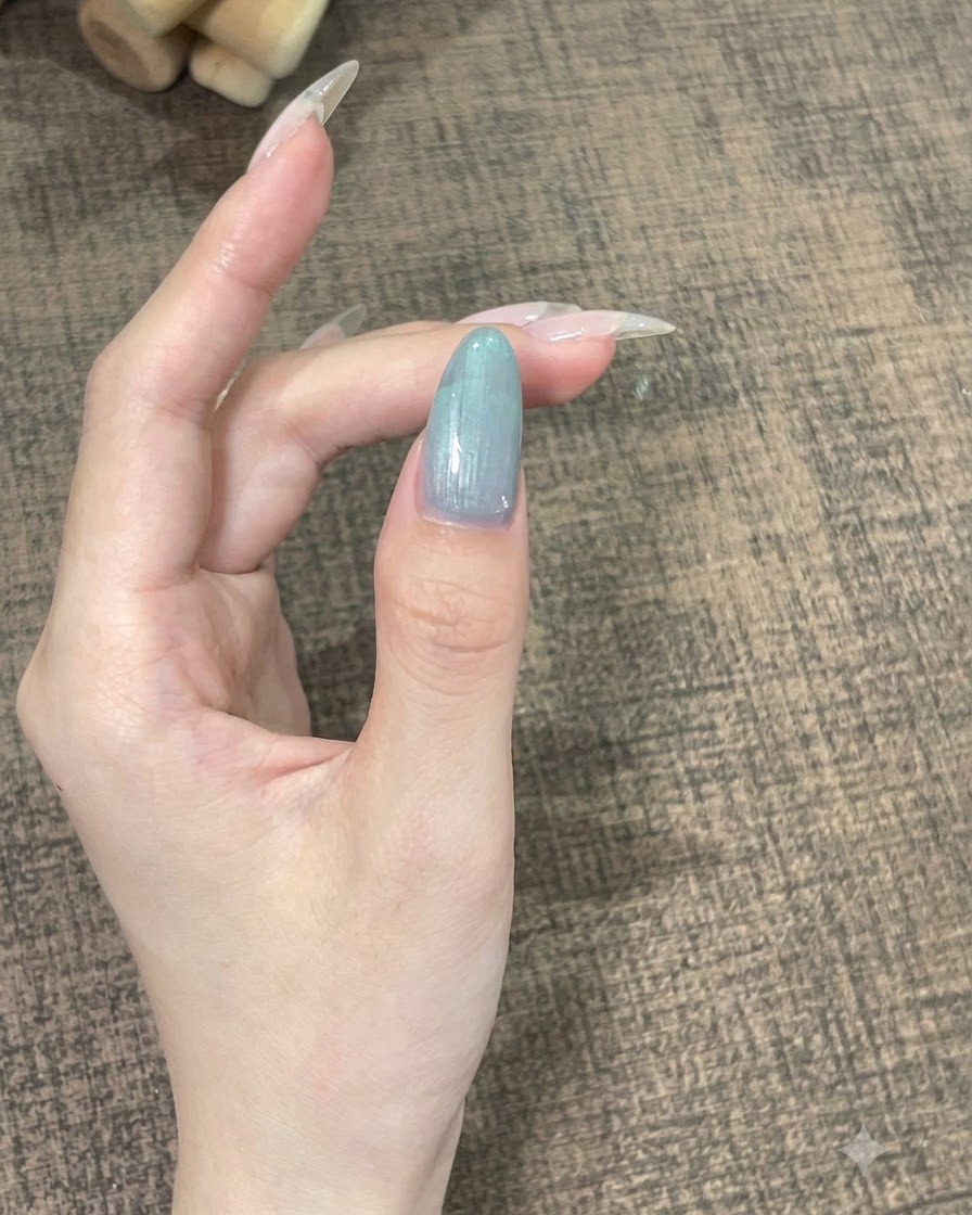 Eine Nahaufnahme eines einzelnen Fingers mit selbstnivellierendem Gel, das ruhig gehalten wird, um sich in eine glatte Kurve zu setzen.