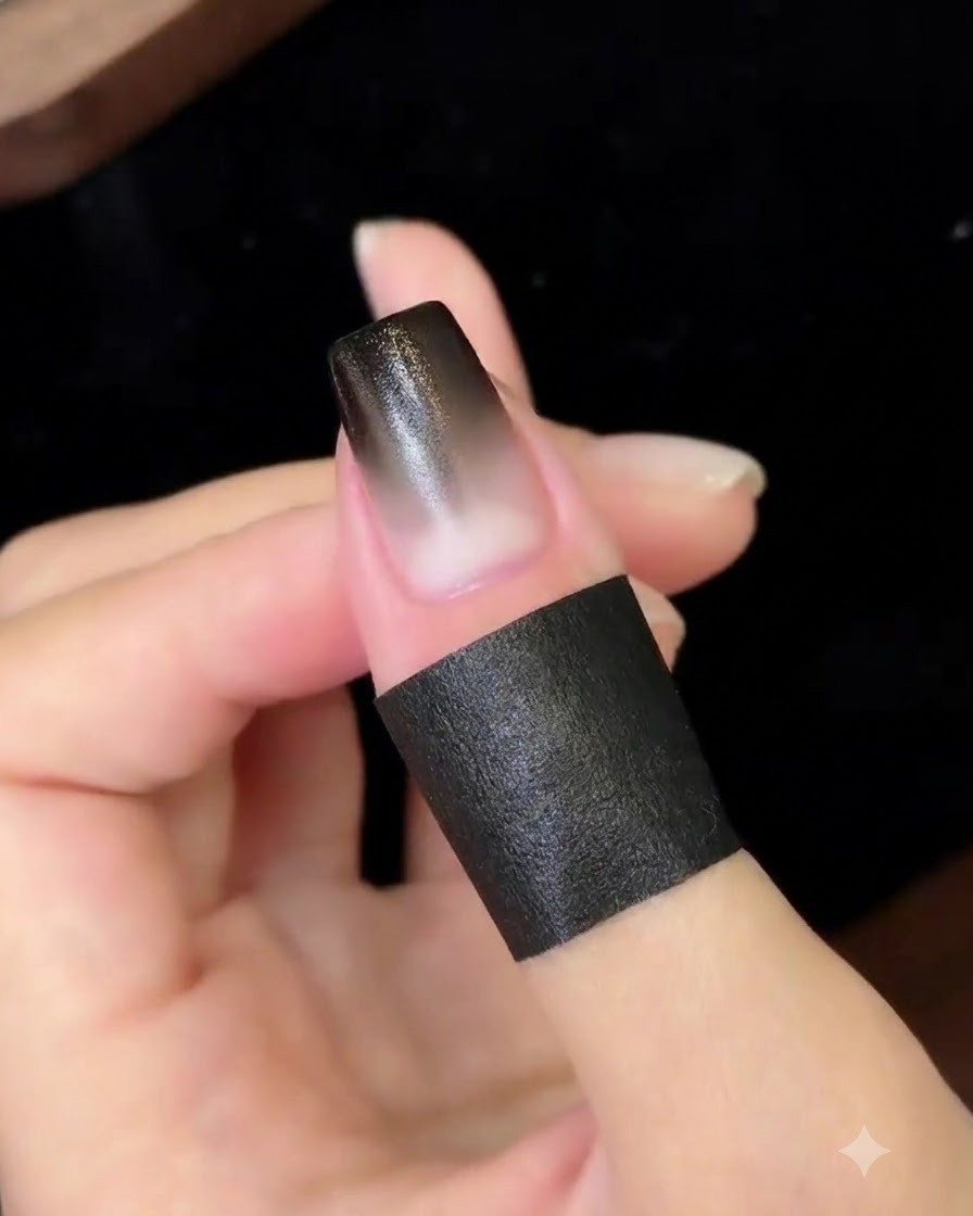 Ein fertiger Gradientennagel härtet unter einer kompakten UV- und LED-Nagellampe aus.