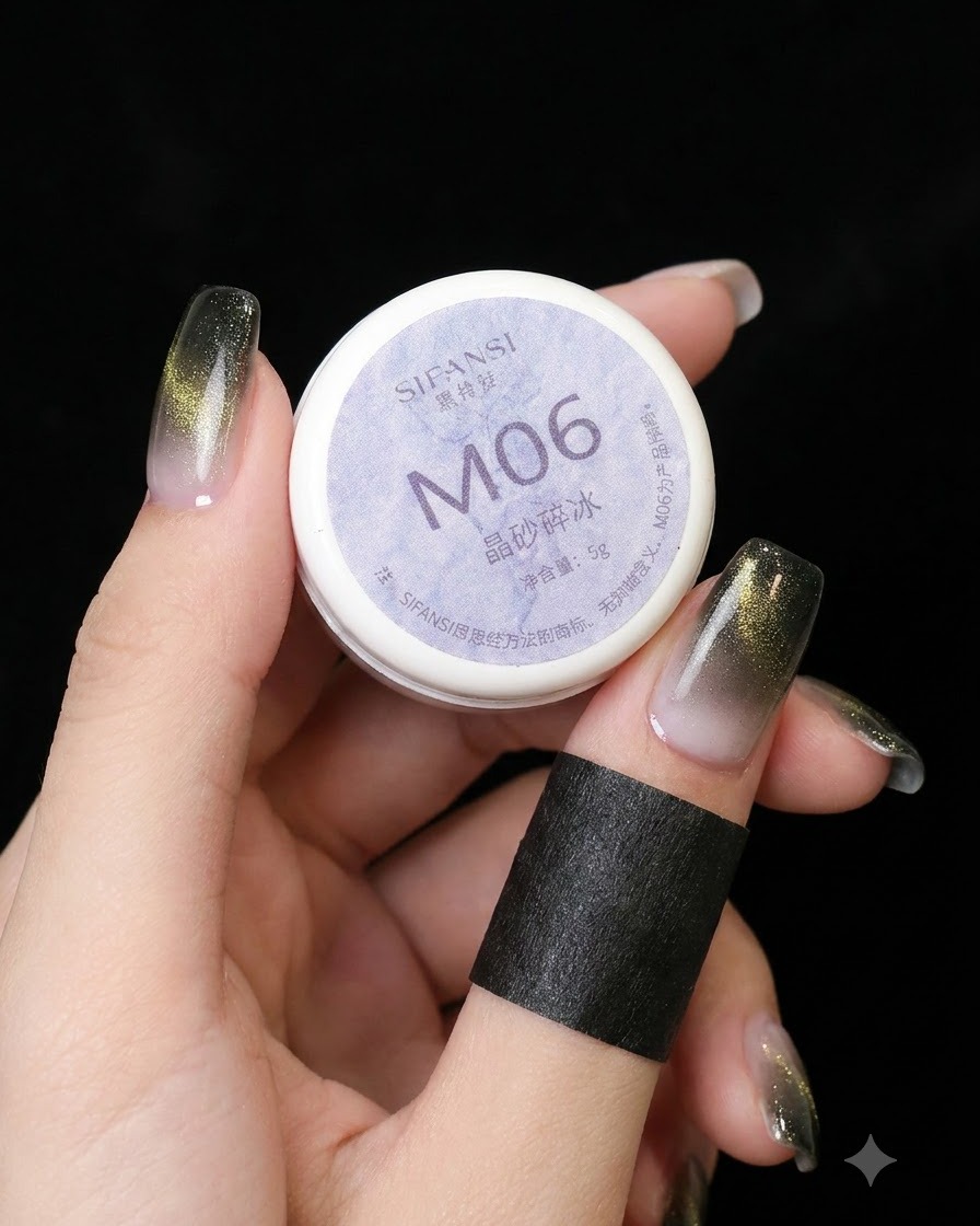 Ein Pinsel trägt funkelndes Kristall-Crushed-Ice-Cat-Eye-Gel auf den Nagel auf.