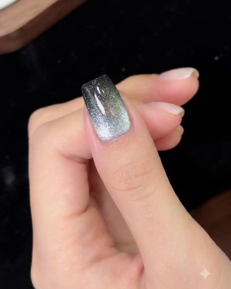 Ein ausgehärtetes, magnetisches Gradienten-Nageldesign unter Beleuchtung.