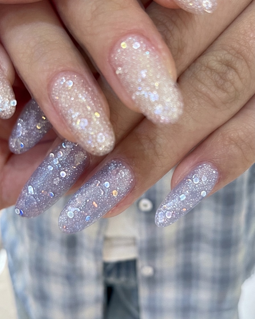 Eine schräge Makroaufnahme mit Fokus auf die glitzernde Textur von glänzenden Glitzer-Gel-Manikürenägeln.