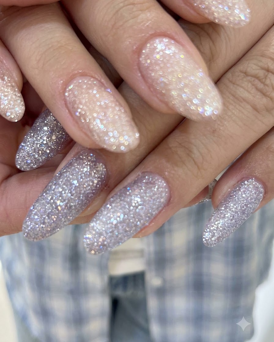 Eine detaillierte Nahaufnahme mit transluzentem Kristall-Glanz und glatter Glitter-Gel-Abdeckung auf langen Nägeln.