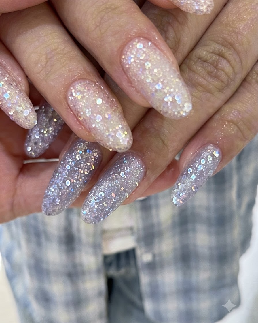 Überlappende Finger zur Präsentation langer Verlängerungen, die mit rosa und lila schimmerndem Glittergel beschichtet sind.