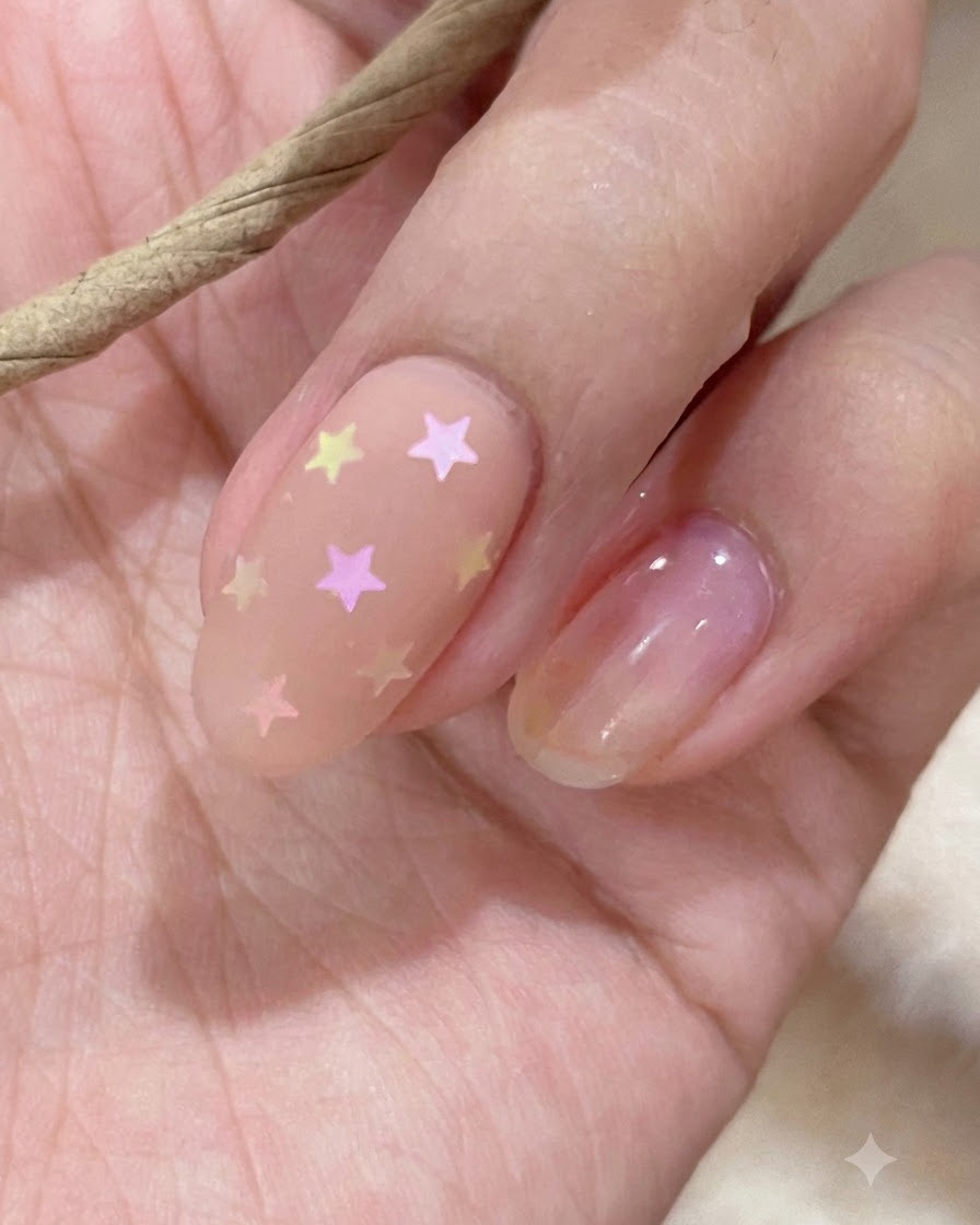 Eine Nahaufnahme eines Farbmustersticks mit Nude- und Rosa-Gelackfarben.