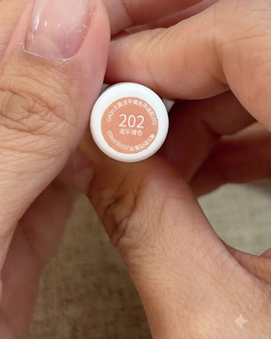 Eine Nahaufnahme von Händen, die Fläschchen Nummer 202 Honey Peach Pink Gel-Nagellack halten.