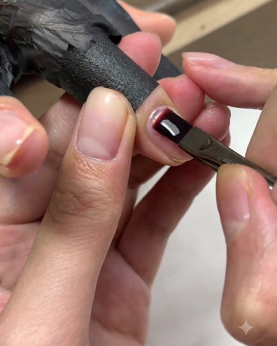 Ein Pinsel trägt eine zweite Gelschicht auf die Nagelplatte auf, um die Struktur zu perfektionieren.