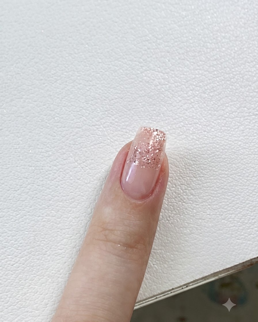 Eine Pinzette platziert einen kleinen Stern-Sticker auf einem Glitzer-Gradient-Nagel.