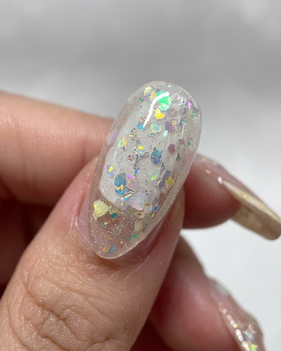 Nahaufnahme eines Fingers, der einen klaren Nageltip kopfüber hält, damit sich das Gel glatt ausgleichen kann.