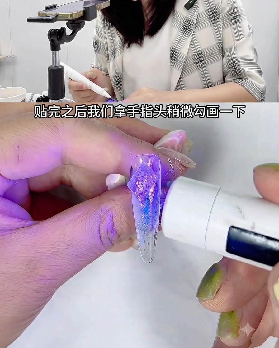 Eine weiße Mini-UV-Handlampe leuchtet lila Licht über einen verzierten transparenten Übungsnagel, der mit einer Pinzette gehalten wird.