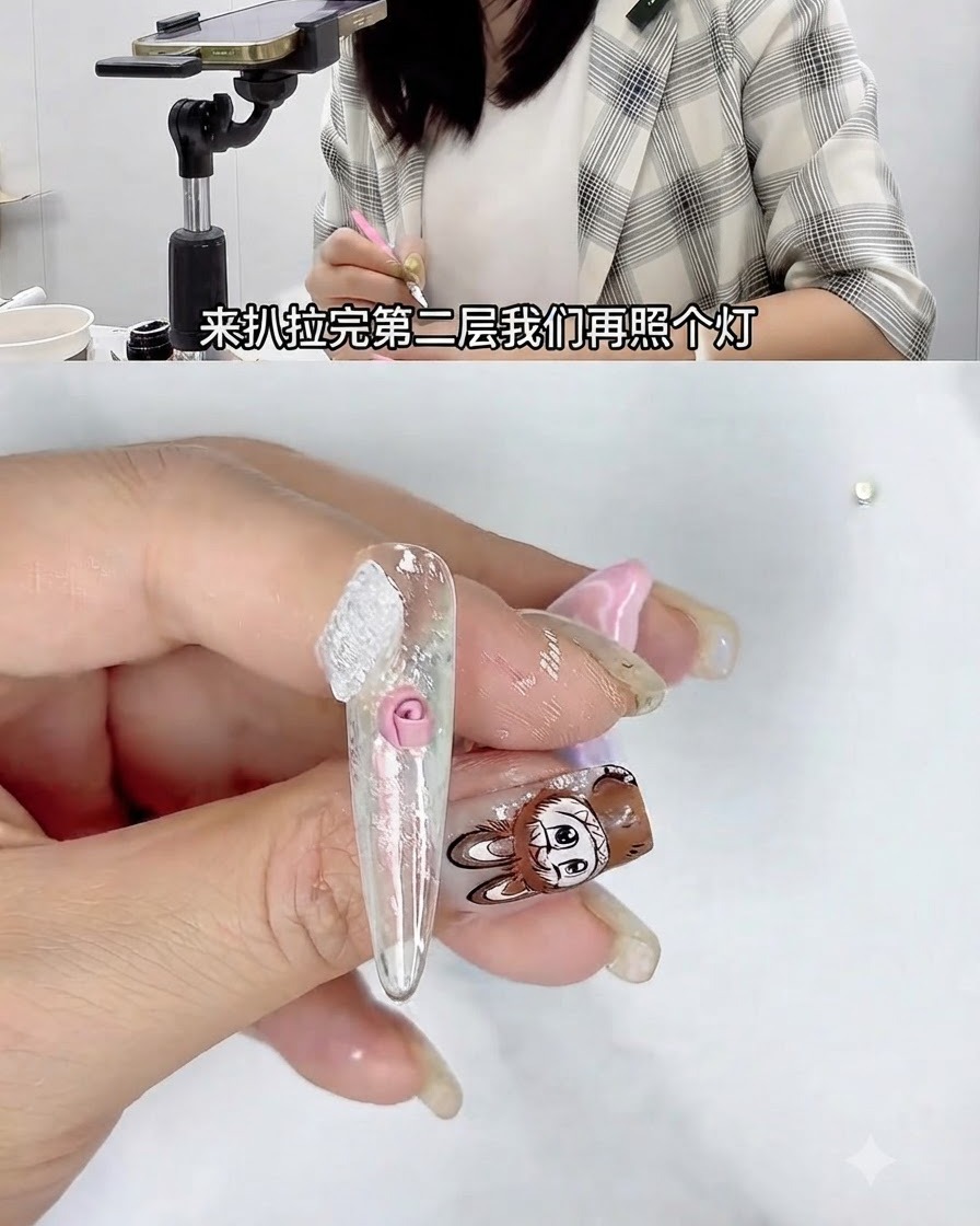 Eine Hand hält einen Nagel unter einer kleinen UV-Härtungslampe während eines 3D-Nail-Art-Tutorials.