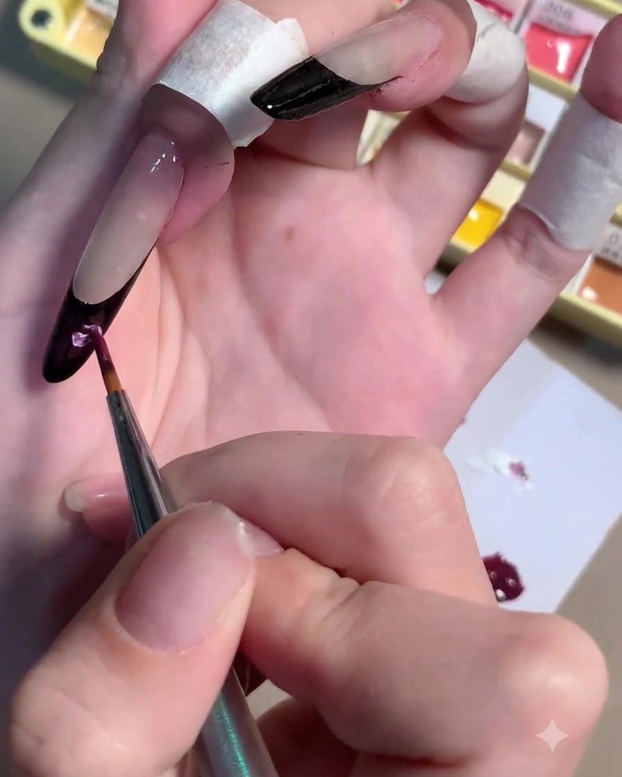 Ein Pinsel mischt weißes Gel in einen dunklen Pflaumen-Farbklecks auf einer Palette.