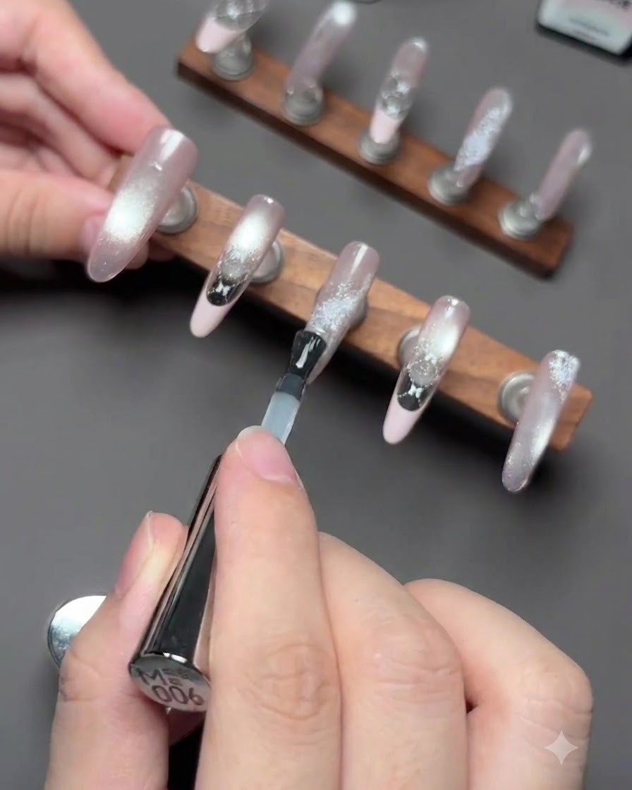 Nägel, die während des Aushärtungsprozesses für das Verstärkungsgel unter einer UV/LED-Lampe positioniert sind.