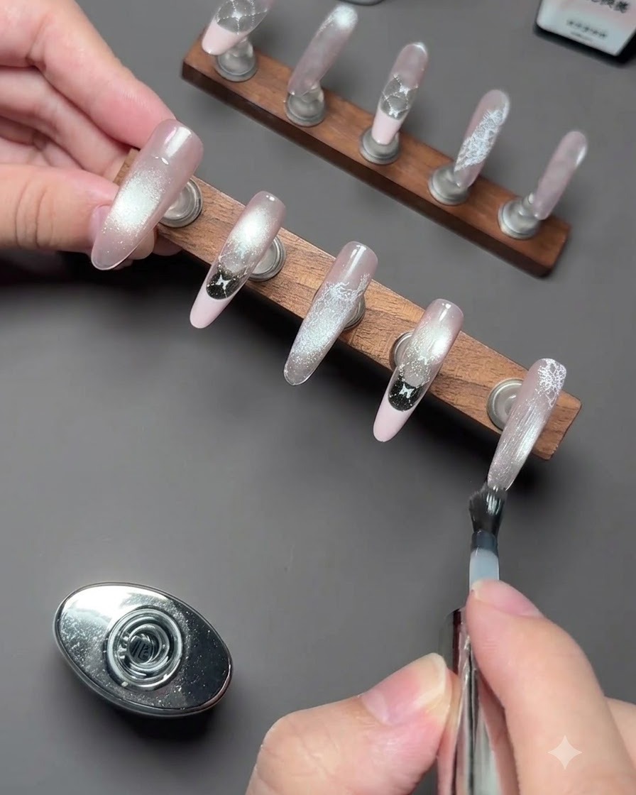 Eine Präzisionspinzette nimmt einen kleinen weißen 3D-Katzen-Charm auf.